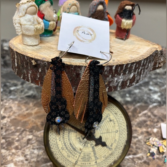 3Peas Unique Earrings - Picture 2 of 2